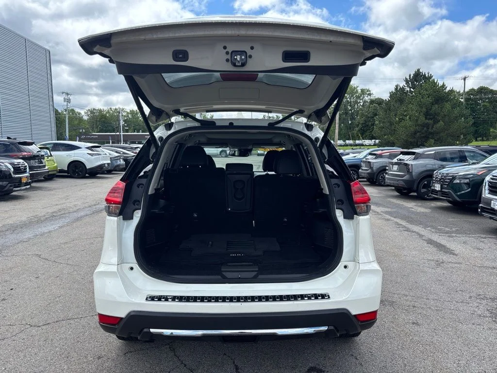 Used 2018 White Nissan SL image 7