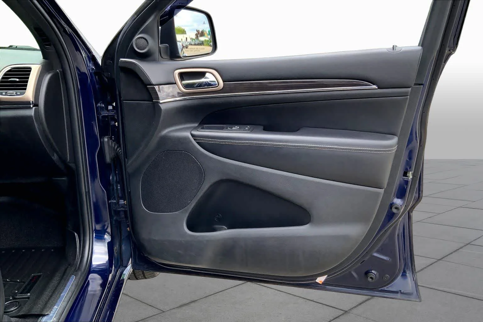 Used 2017 True Blue Pearlcoat Jeep Overland image 23