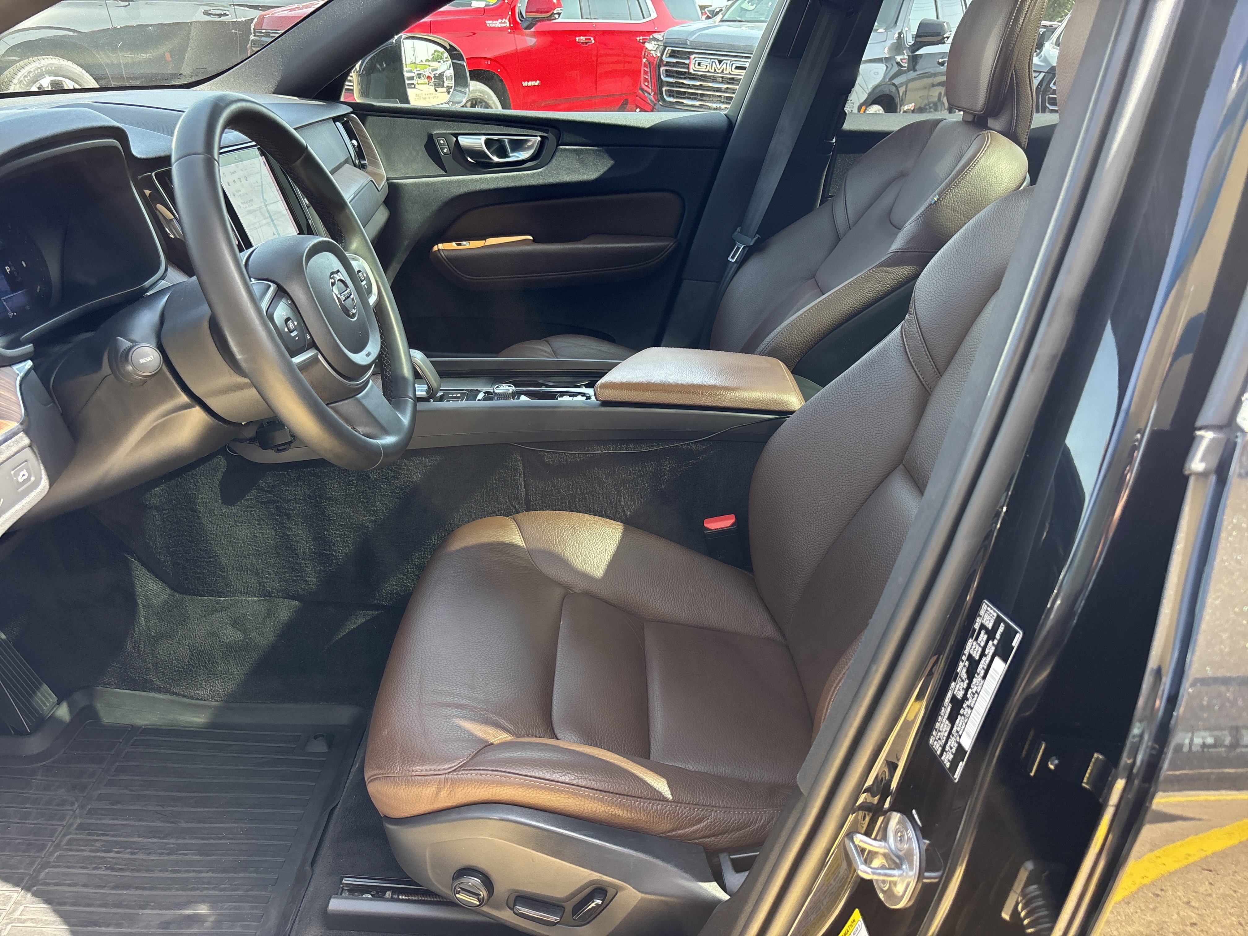 Used 2022 Onyx Black Metallic Volvo Momentum image 14