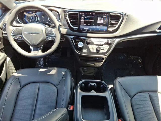 Used 2025 White Chrysler Select image 15