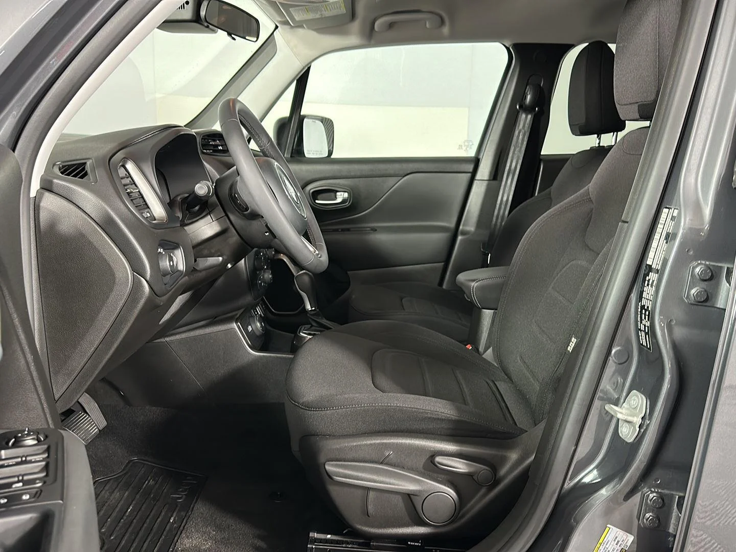 Used 2022 Graphite Gray Jeep Latitude image 4