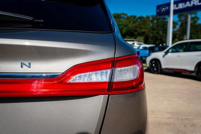 Used 2016 Luxe Metallic Lincoln Reserve image 17