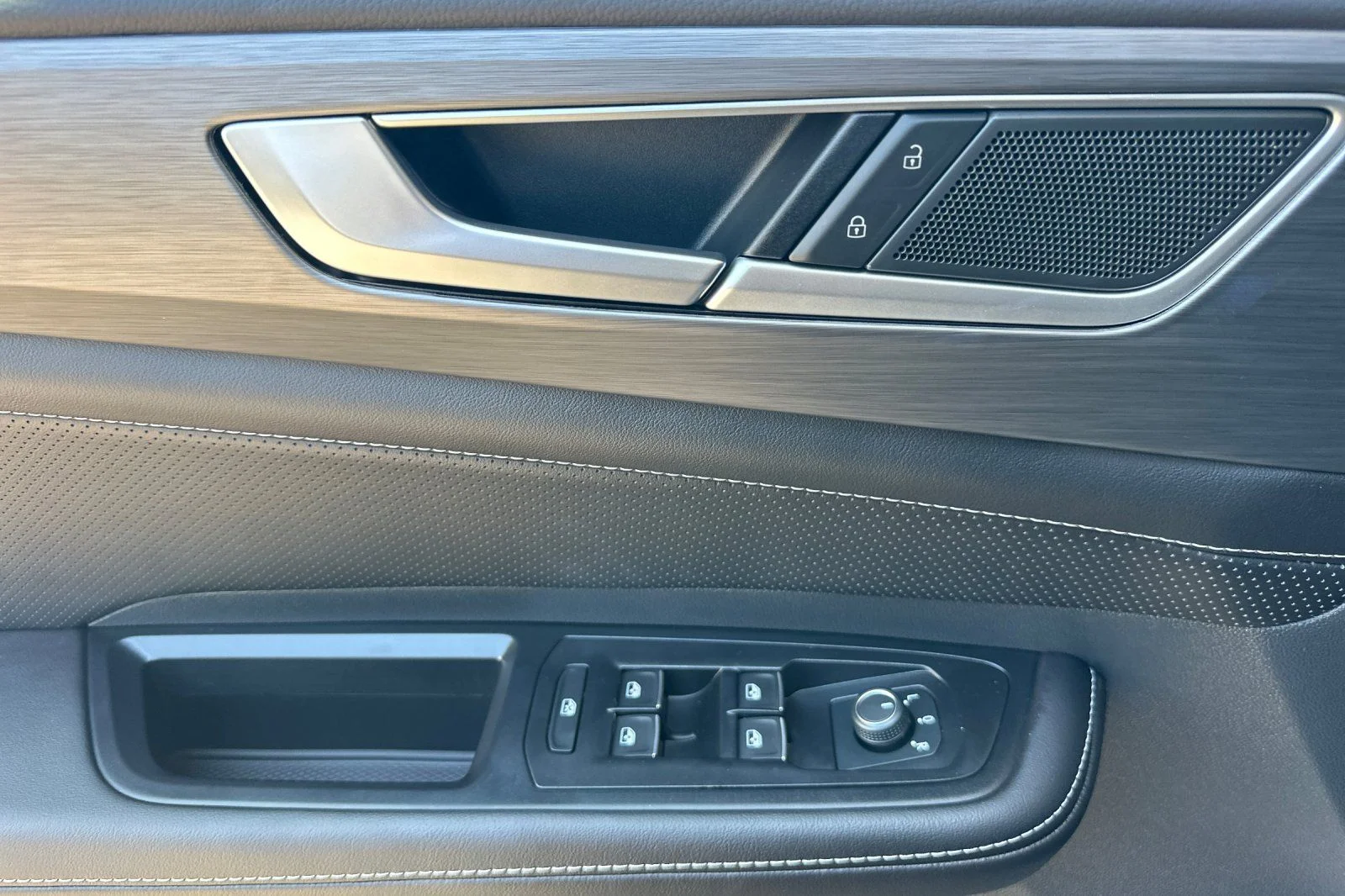 New 2026 Silver Volkswagen SE w/Technology image 9