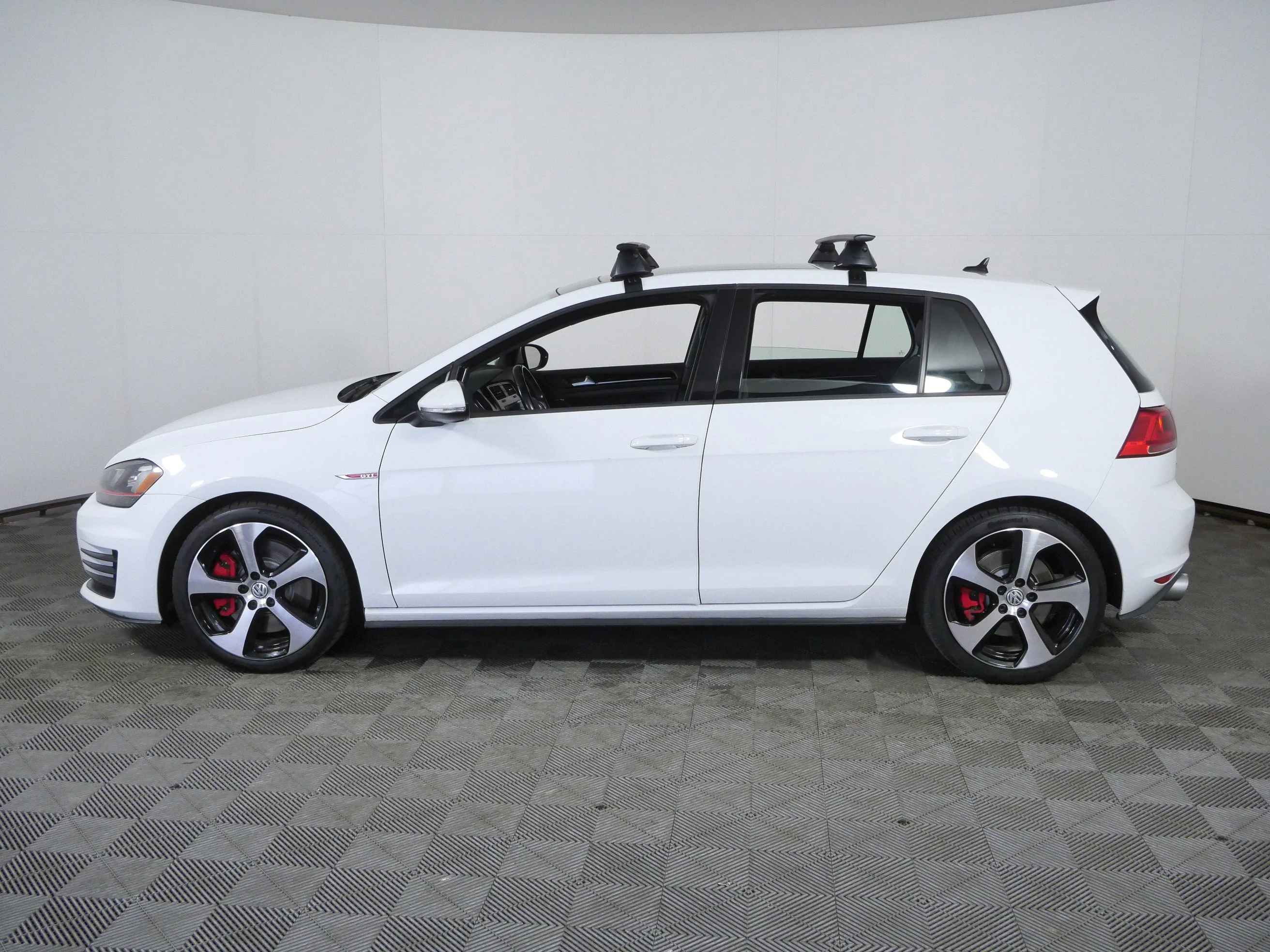 Used 2017 Pure White Volkswagen SE image 6