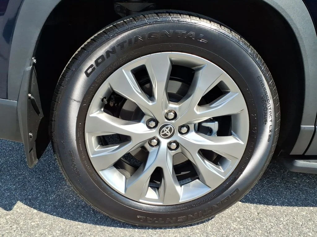Used 2025  Toyota Limited image 32