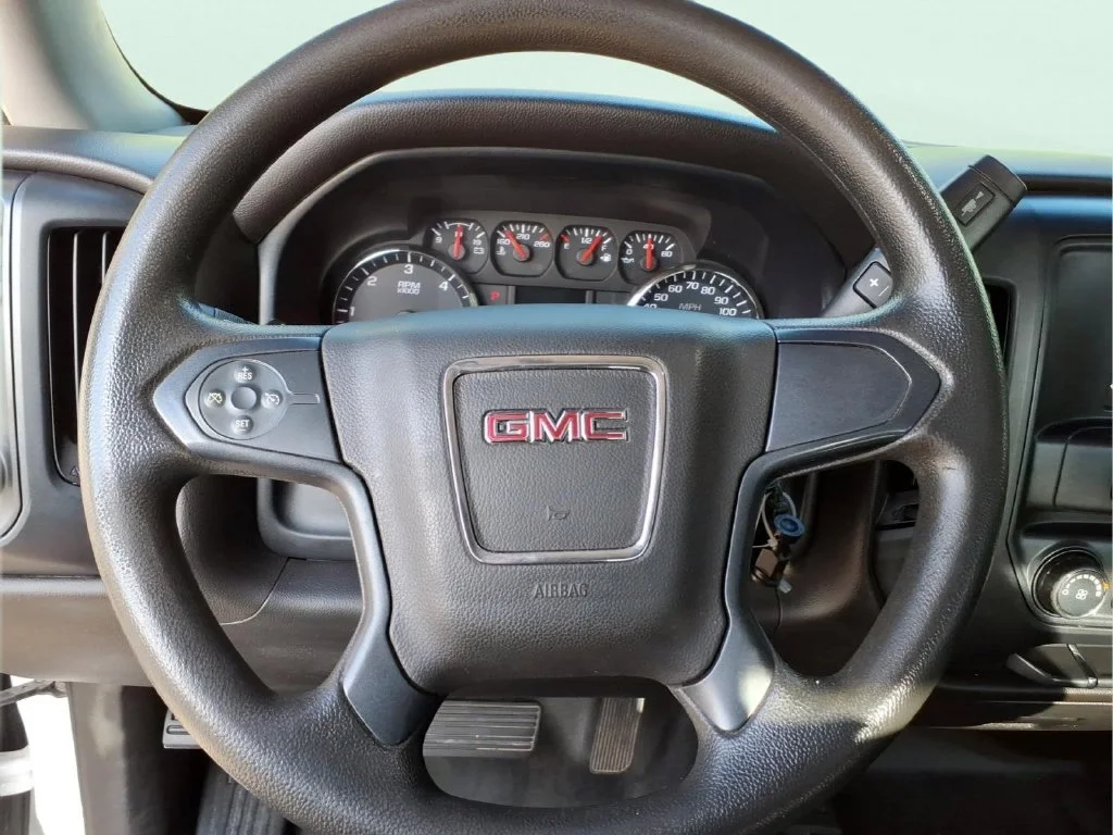 Used 2018 White GMC Base image 17