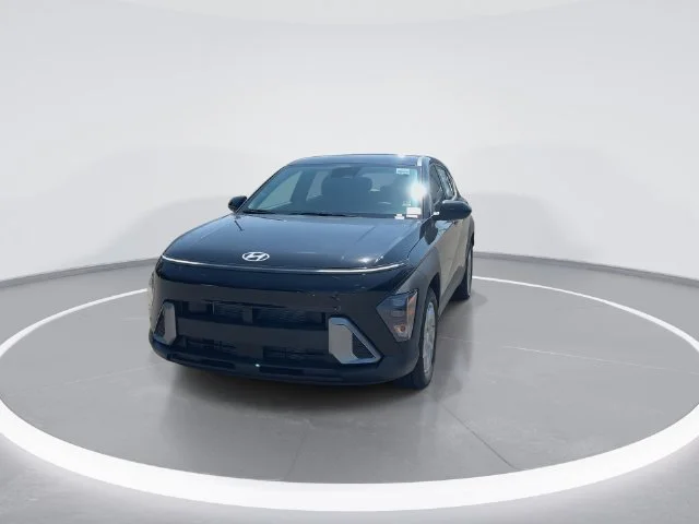 Used 2027 Black Hyundai SE image 3
