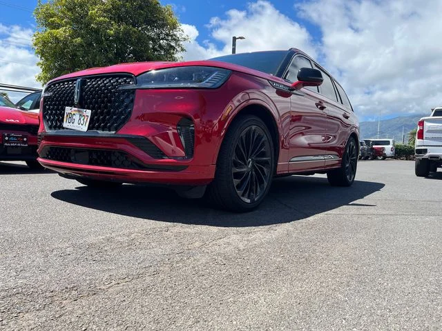 Used 2025 Red Lincoln Reserve image 3