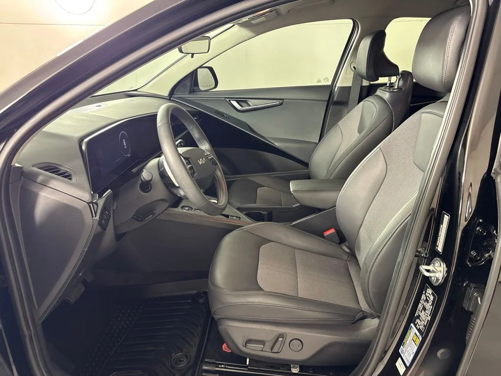 Used 2025 Black Kia Wind image 32