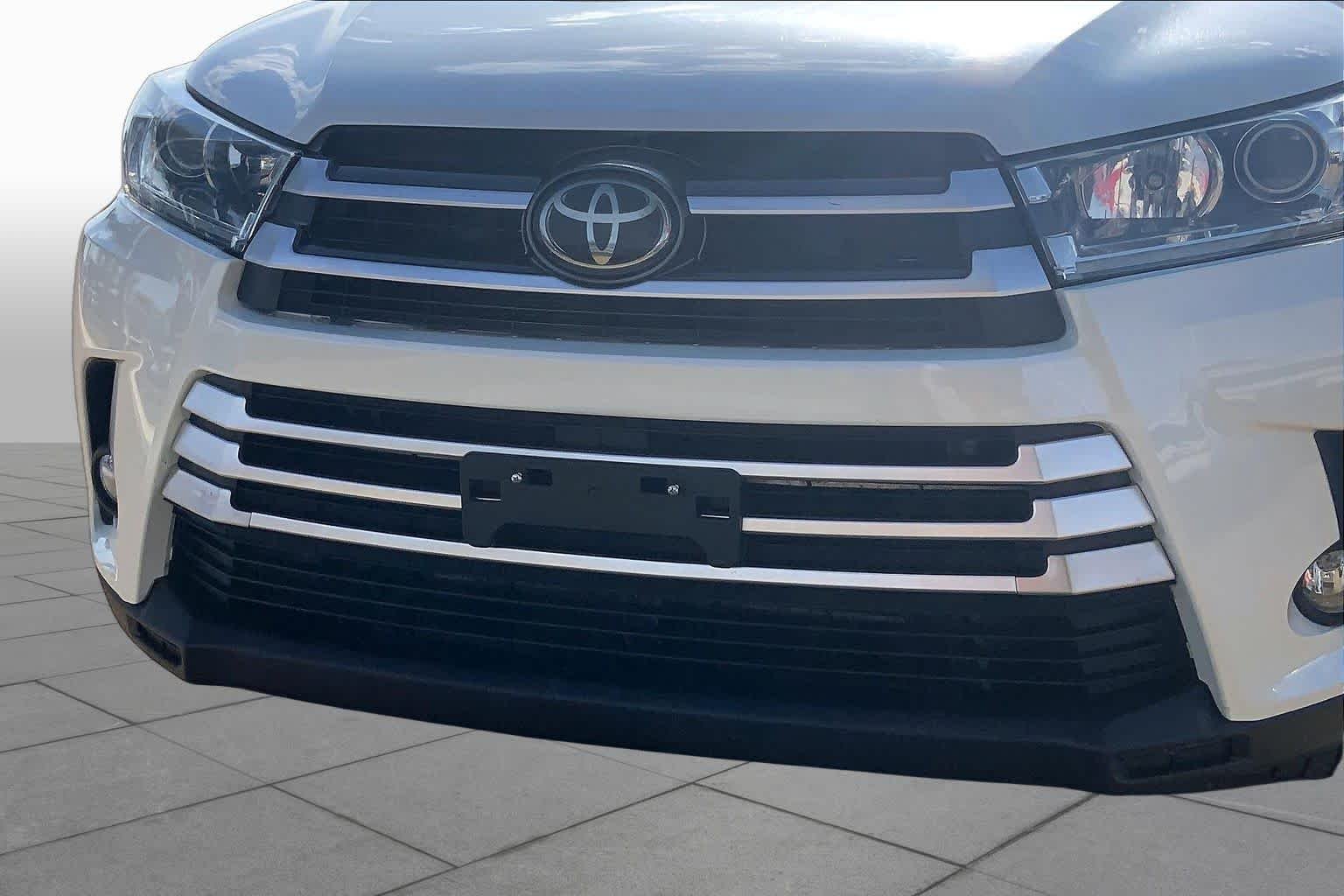 Used 2019 Blizzard Pearl Toyota Limited image 30