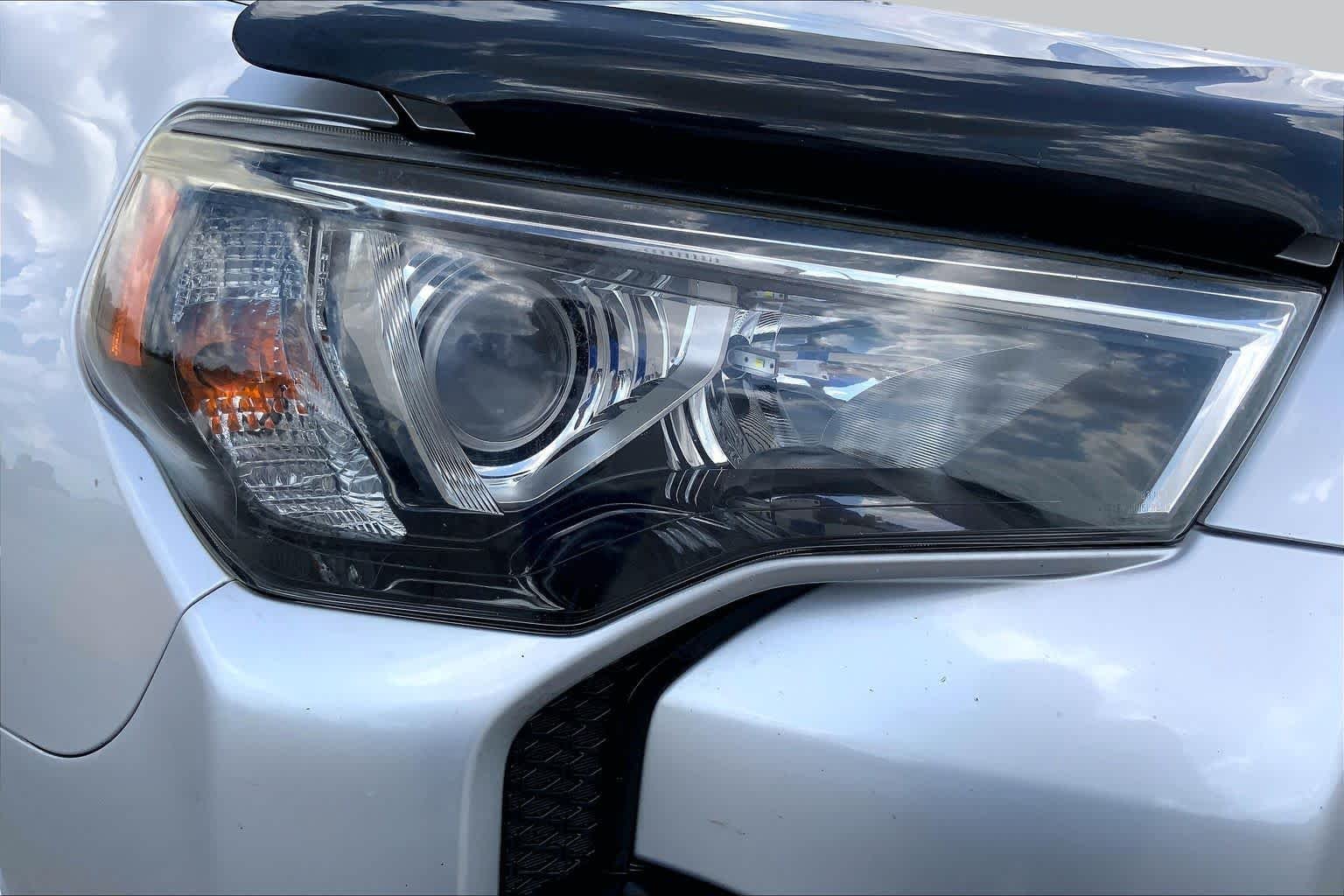 Used 2016 Classic Silver Metallic Toyota SR5 image 27