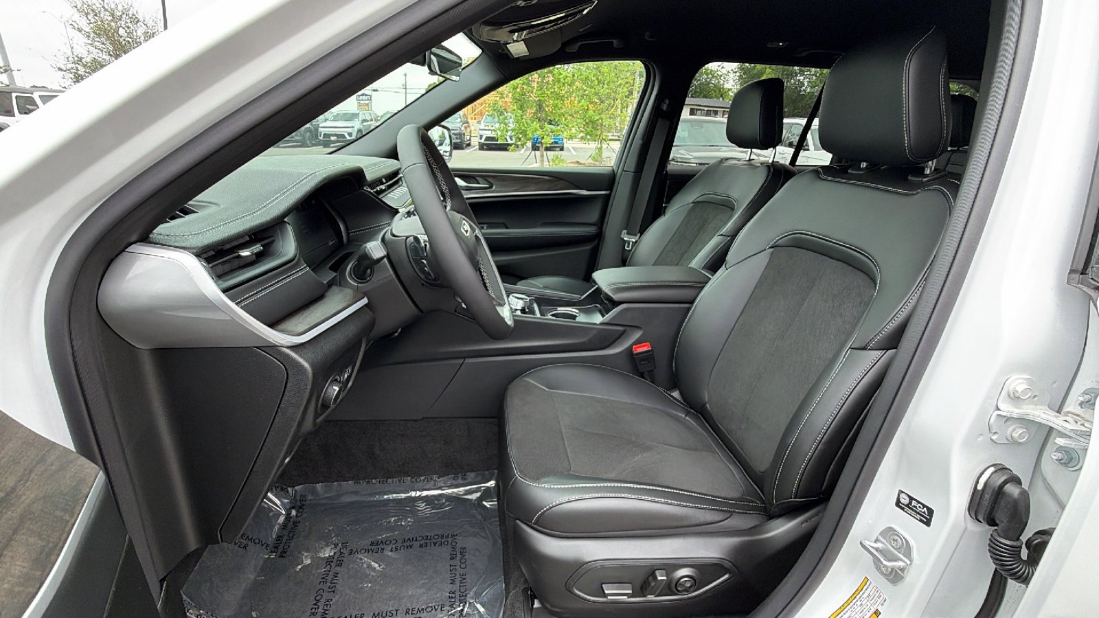 New 2026 Bright White Clear-Coat Exterior Paint Jeep Laredo Altitude image 11