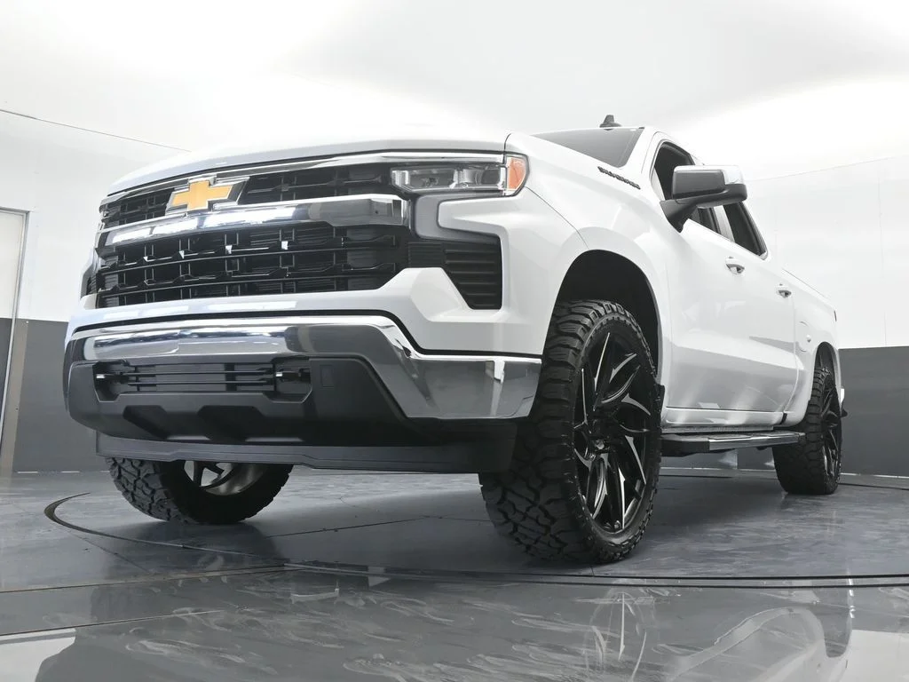 Used 2026 Summit White Chevrolet LT image 57