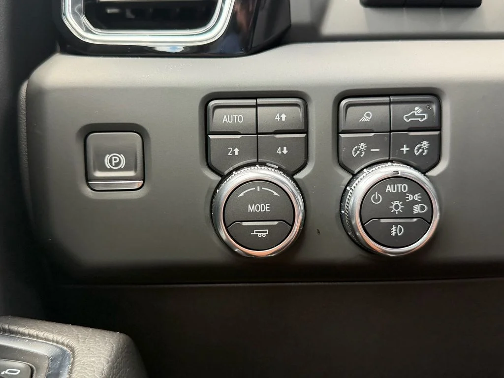 Used 2024 Onyx Black GMC Denali image 31