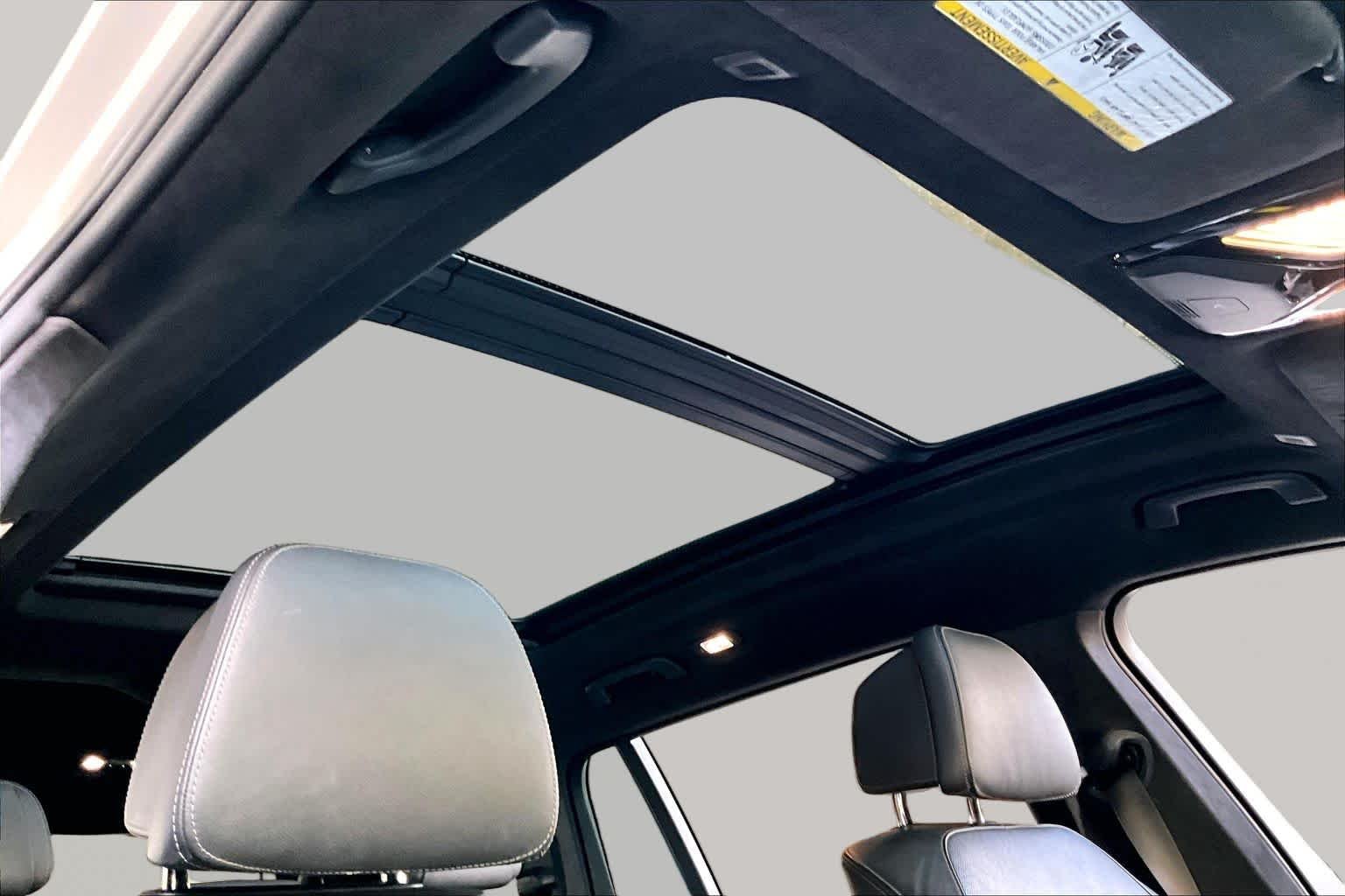 Used 2019 Mineral White Metallic BMW xDrive50i image 13