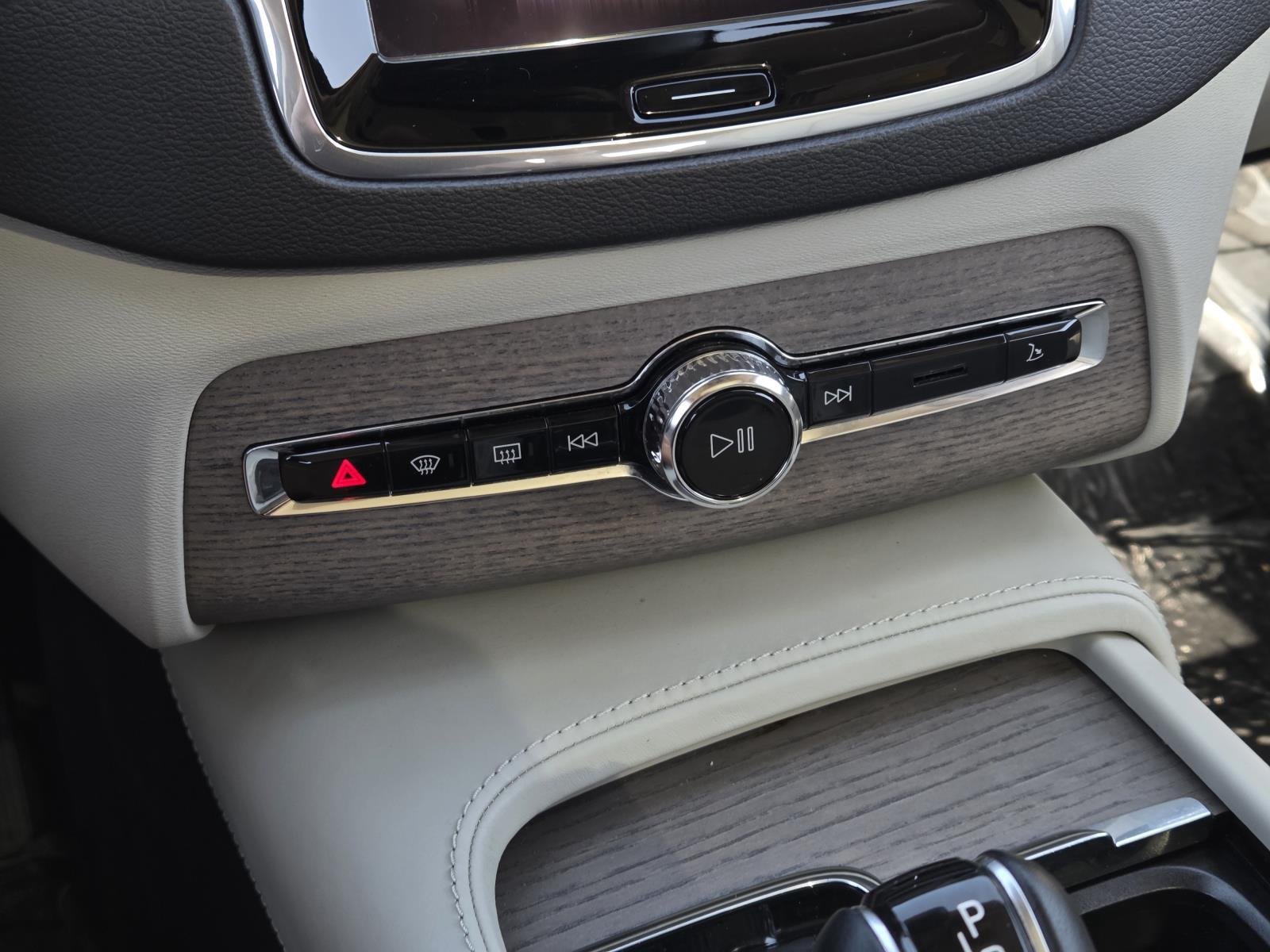Used 2020  Volvo Inscription image 25