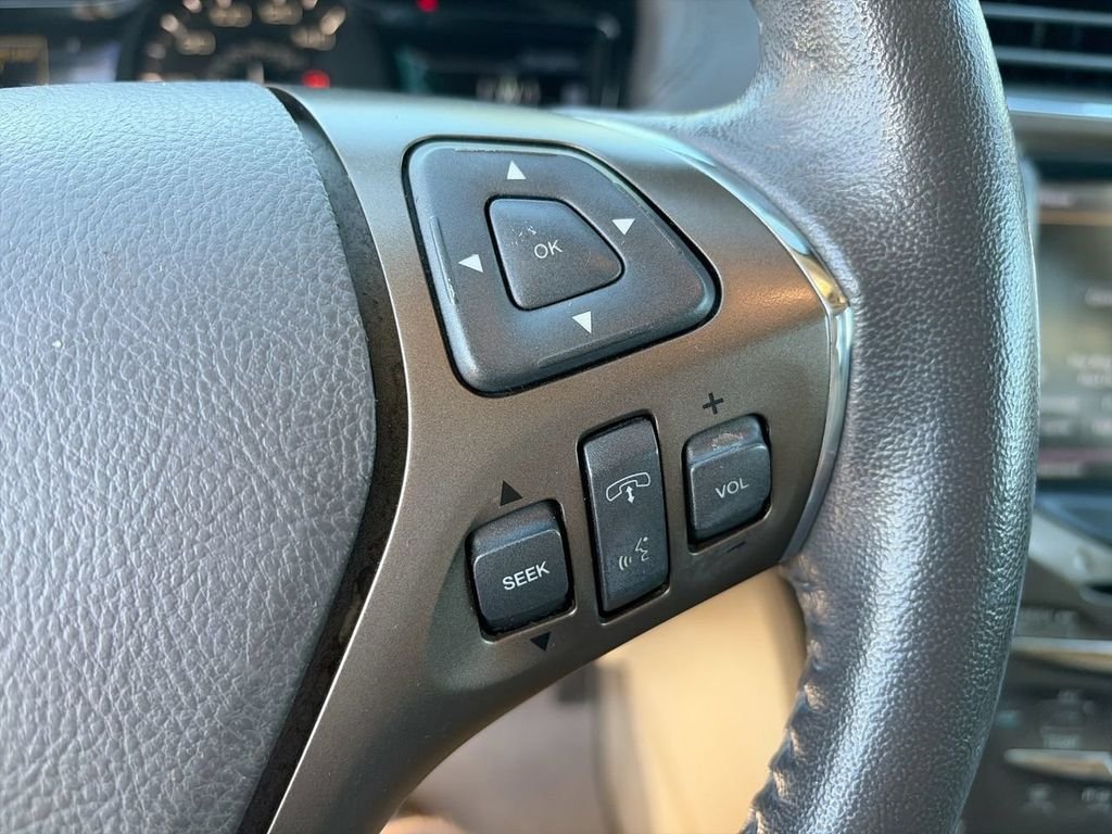 Used 2013 White Lincoln Base image 22