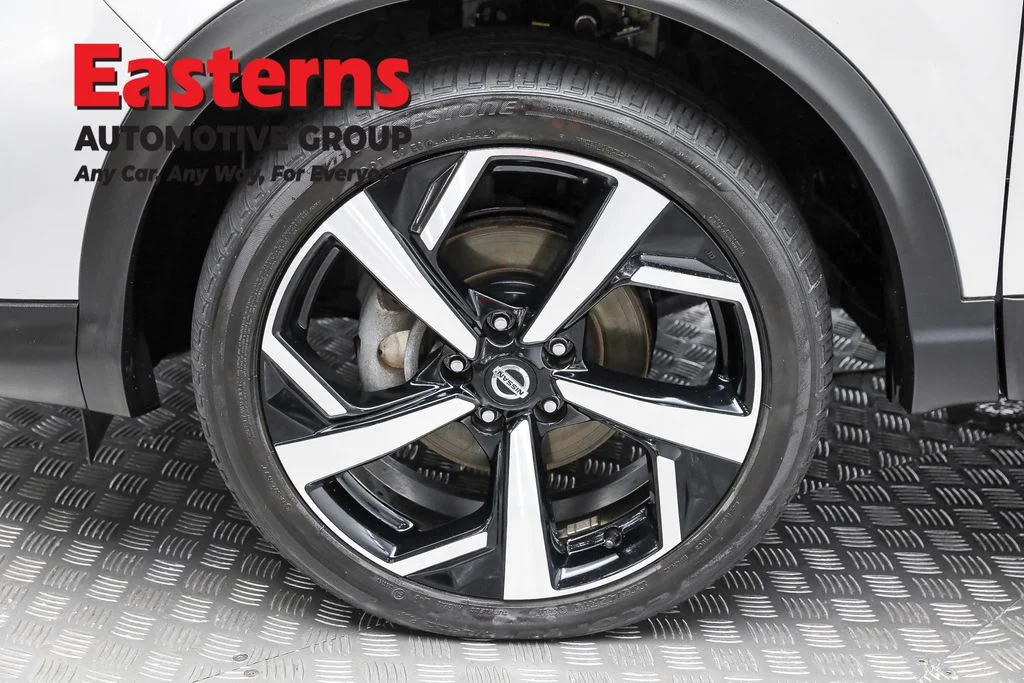 Used 2022 Silver Nissan SL image 31
