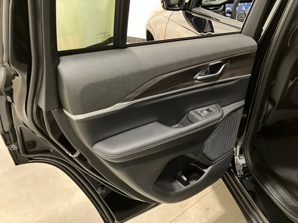 New 2026 Diamond Black Crystal Pearl-Coat Exterior Paint Jeep Laredo Altitude image 14
