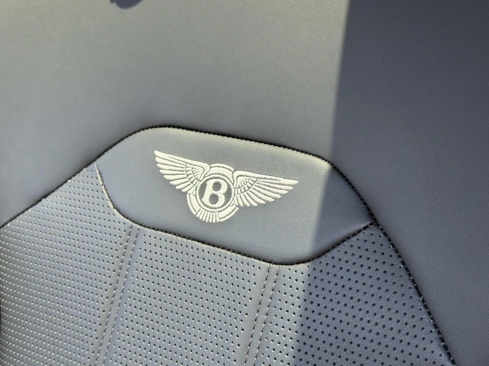 2024 Bentley Bentayga - Photo 22