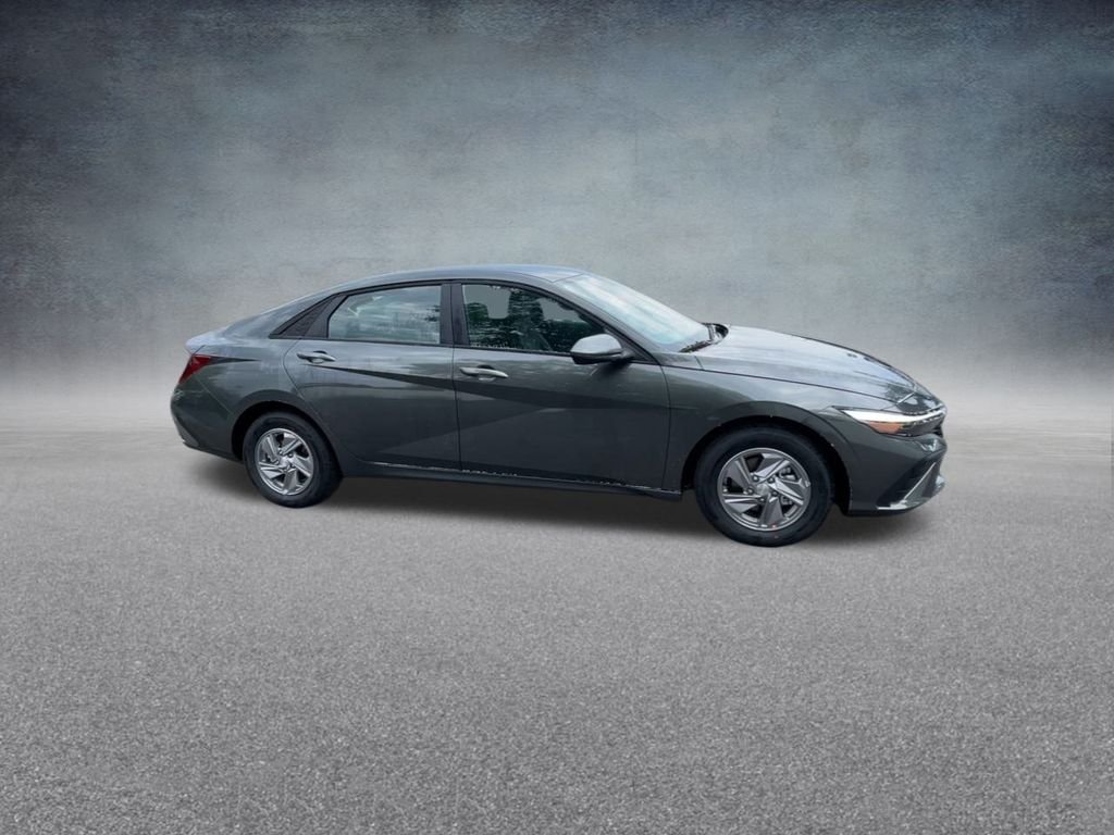 2025 Hyundai Elantra SE - Photo 27