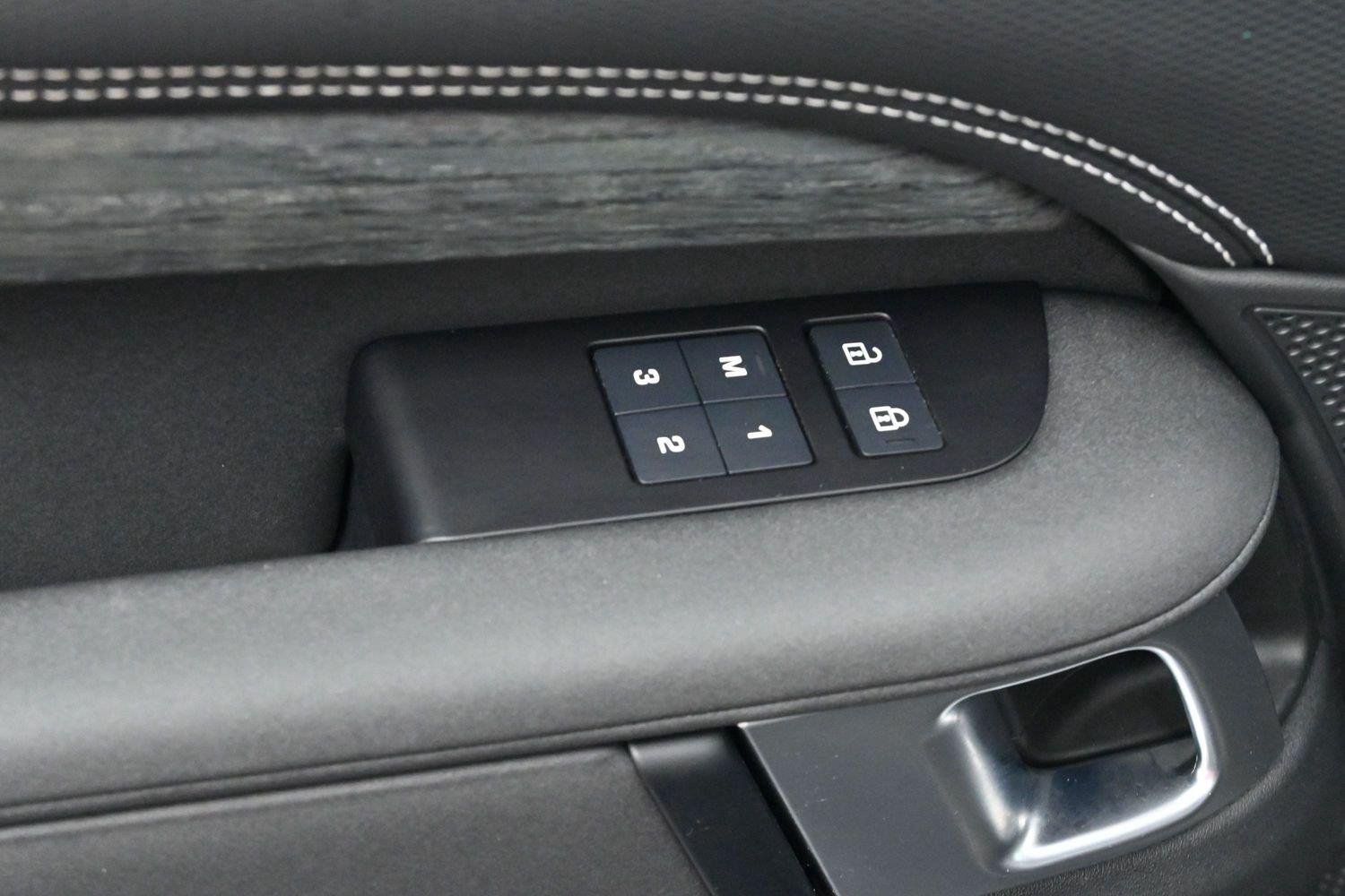 Used 2023 Black Land Rover S R-Dynamic image 16