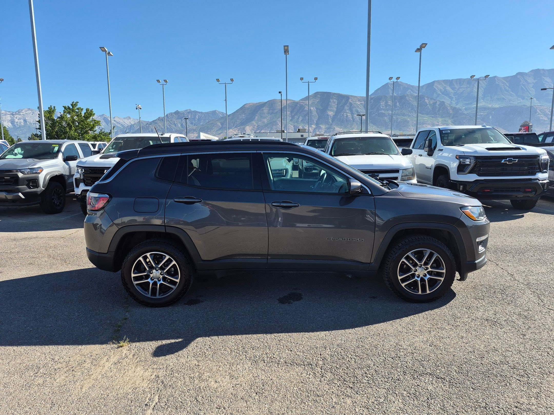 Used 2018 Granite Crystal Metallic Clearcoat Jeep Latitude image 2