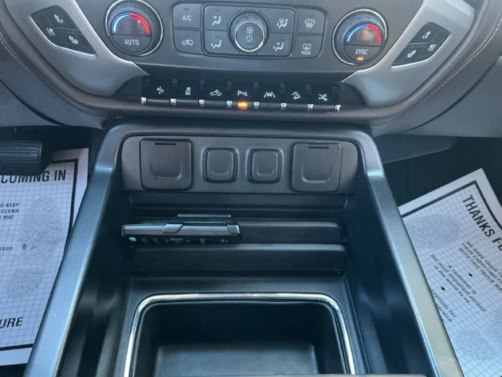 Used 2017 WHITE FROST TRICOAT GMC Denali image 23