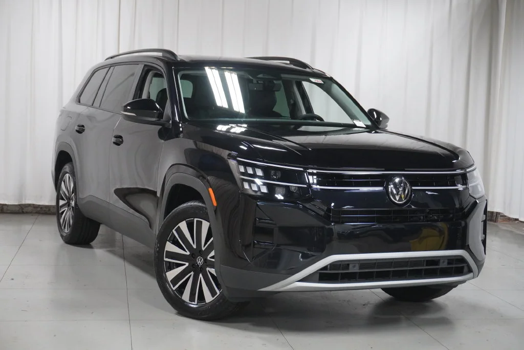 New 2027 Deep Black Volkswagen SE w/Technology image 2