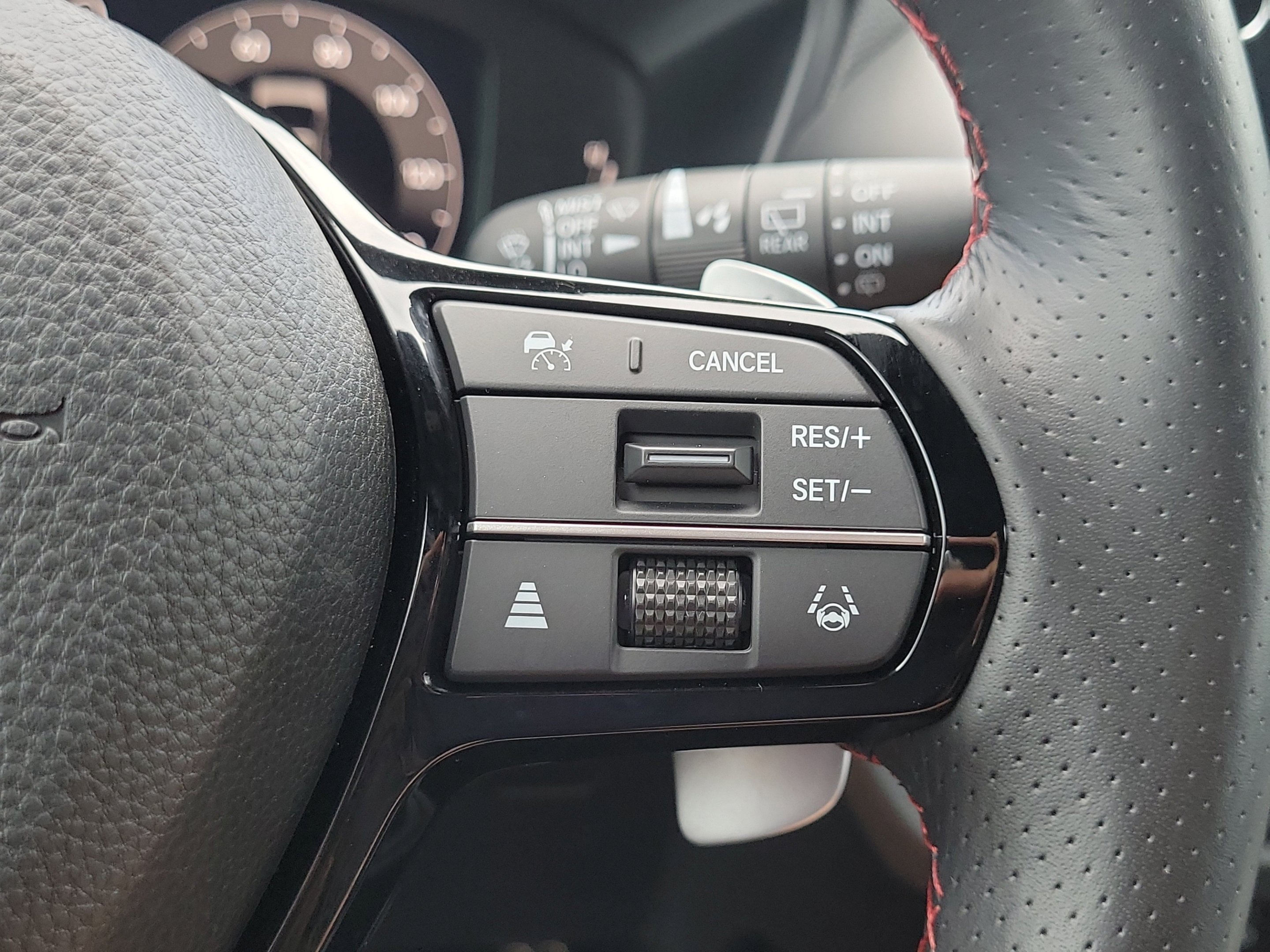 Used 2025 Platinum White Pearl Acura FWD A-SPEC image 31