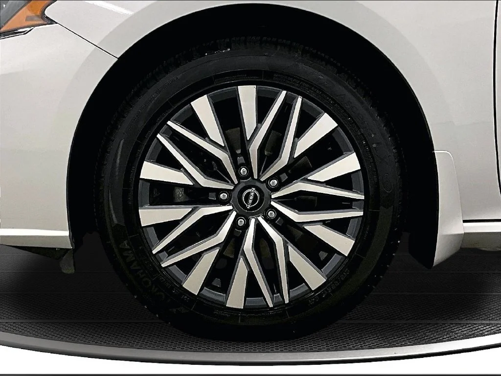 Used 2023 Silver Nissan 2.5 SV image 32