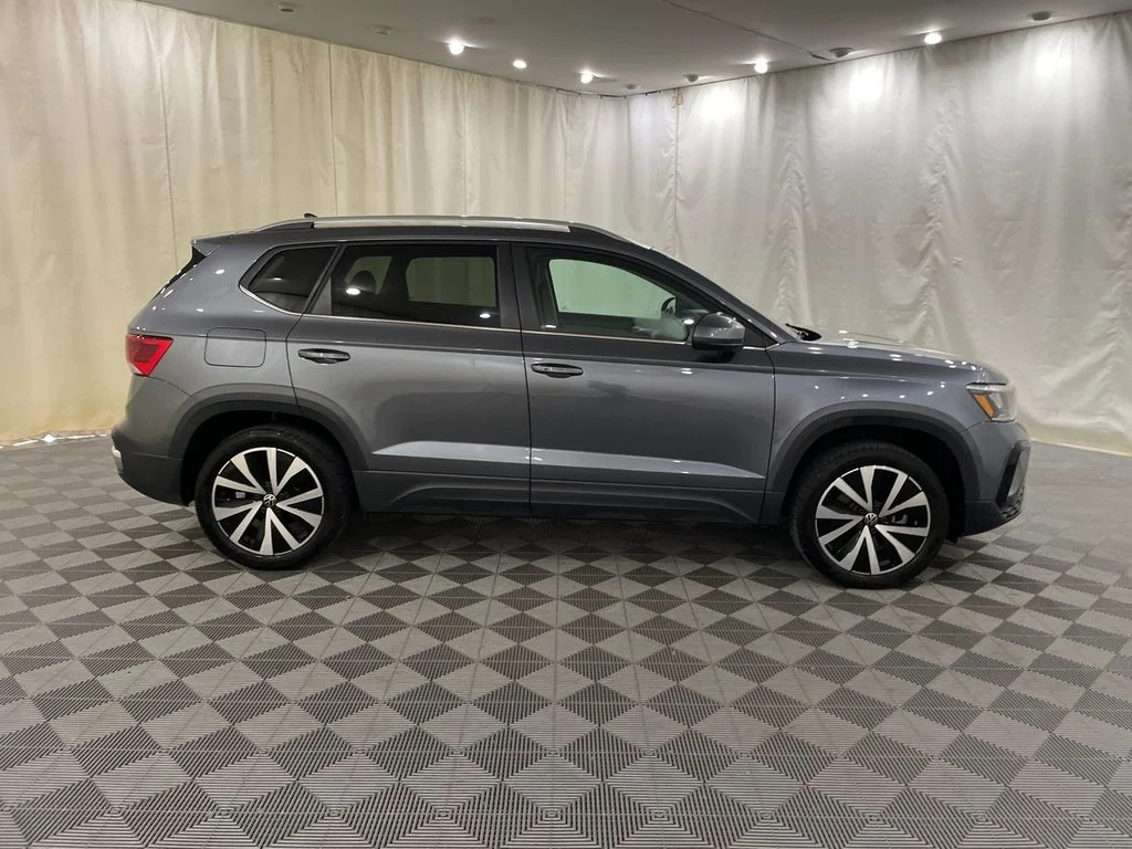 Used 2024 Deep Black Pearl Volkswagen SE image 4