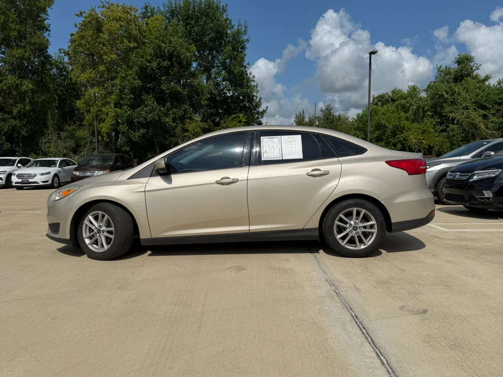 Used 2018 White Gold Metallic Ford SE image 2