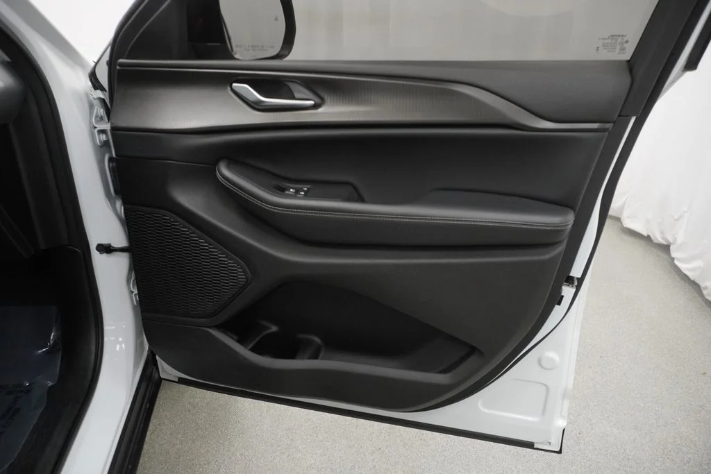 Used 2023 White/off-white Jeep Laredo image 46