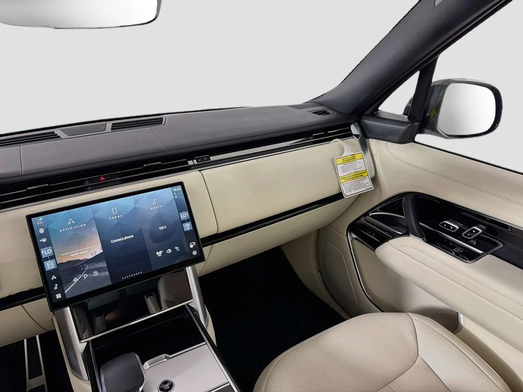 New 2026 Eiger Grey Land Rover SE image 25