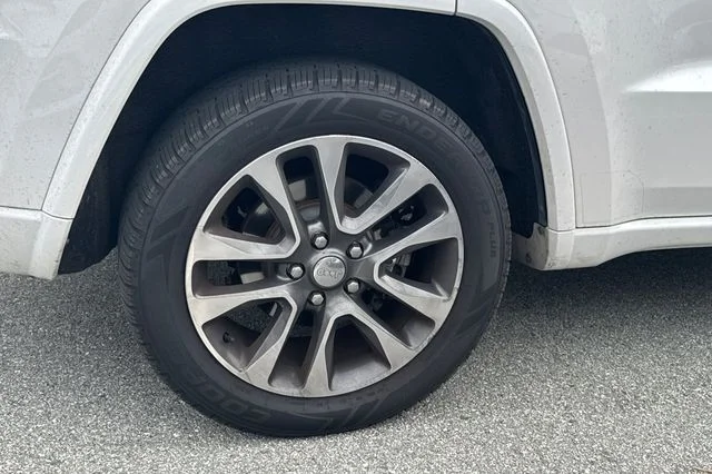Used 2018 Ivory 3-Coat Jeep Overland image 3