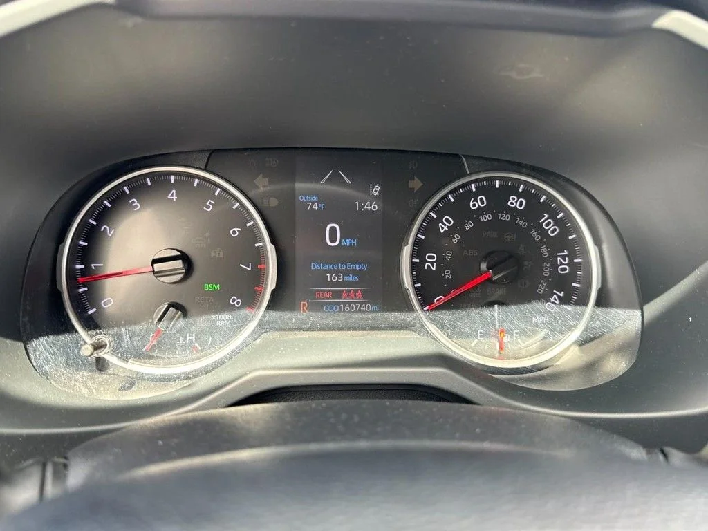 Used 2020 Silver Toyota XLE Premium image 23