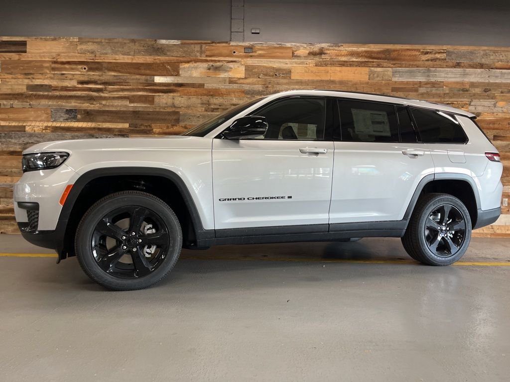 New 2025 Silver Zynith Exterior Paint Jeep Altitude X image 52