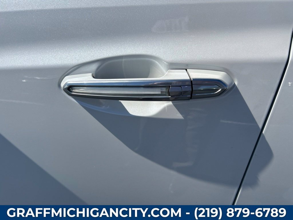 Used 2017 CRYSTAL WHITE TRICOAT Cadillac Platinum AWD image 22