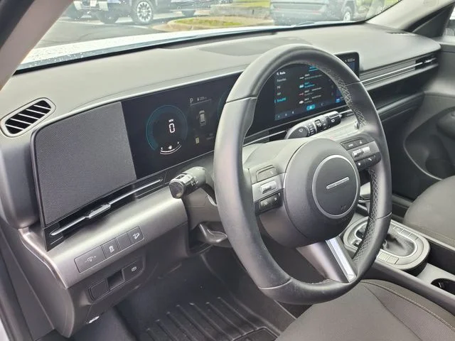 Used 2025 White Hyundai SEL image 17