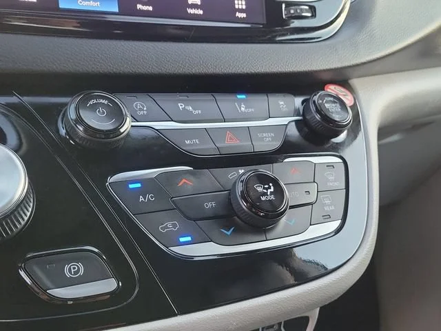 2024 Chrysler Pacifica Touring L - Photo 32