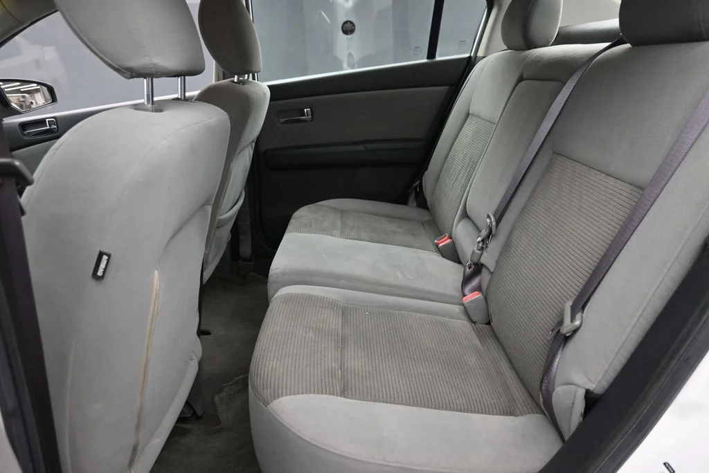 Used 2011 White Nissan 2.0 SR image 11
