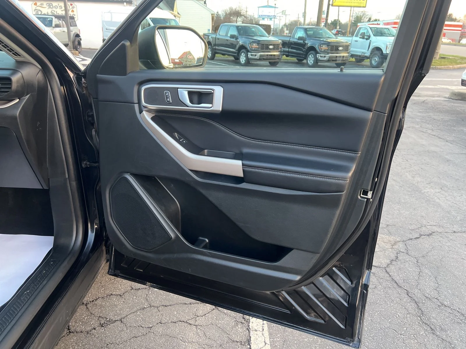 Used 2023 Agate Black Metallic Ford XLT image 31