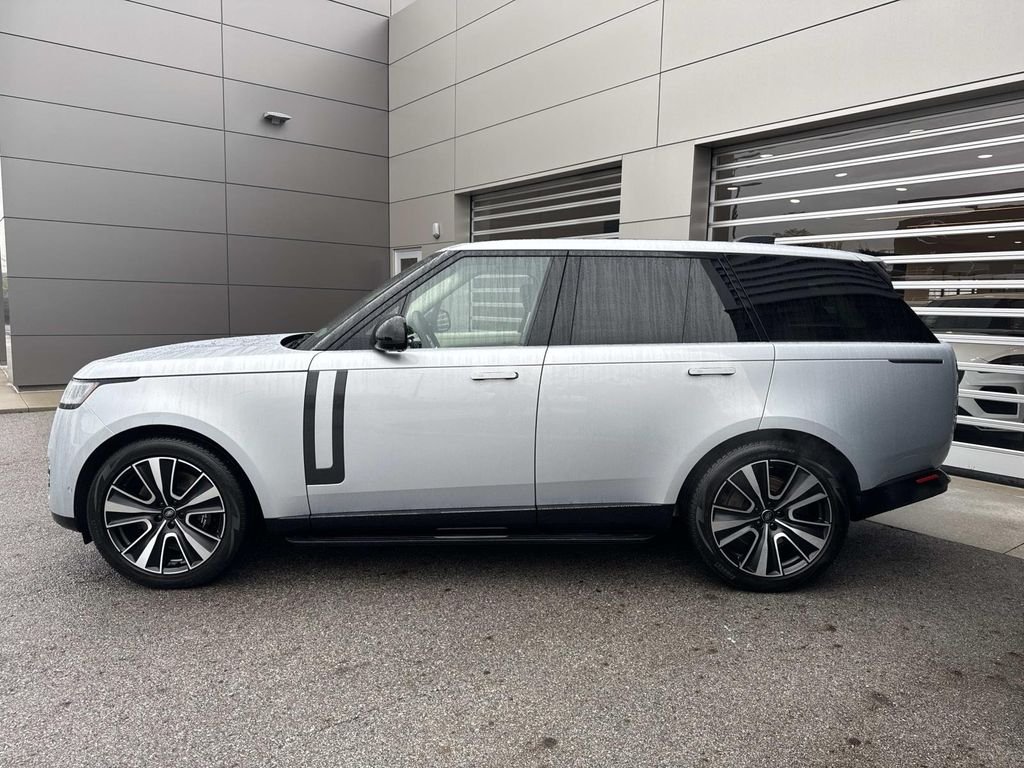 Certified Used 2024 Hakuba Silver Metallic Land Rover SE image 4