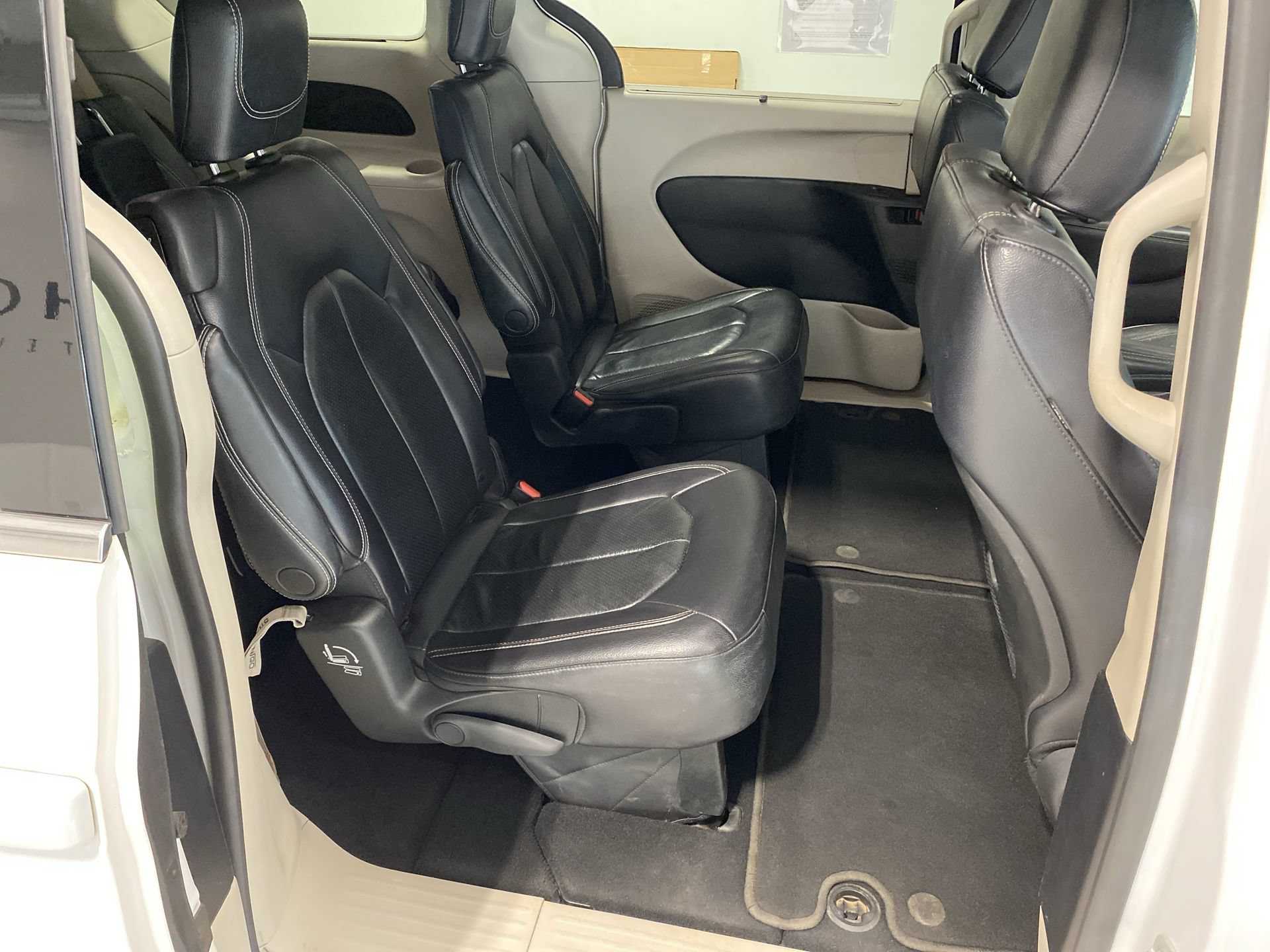 Used 2022 Bright White Clearcoat Chrysler Touring L image 24