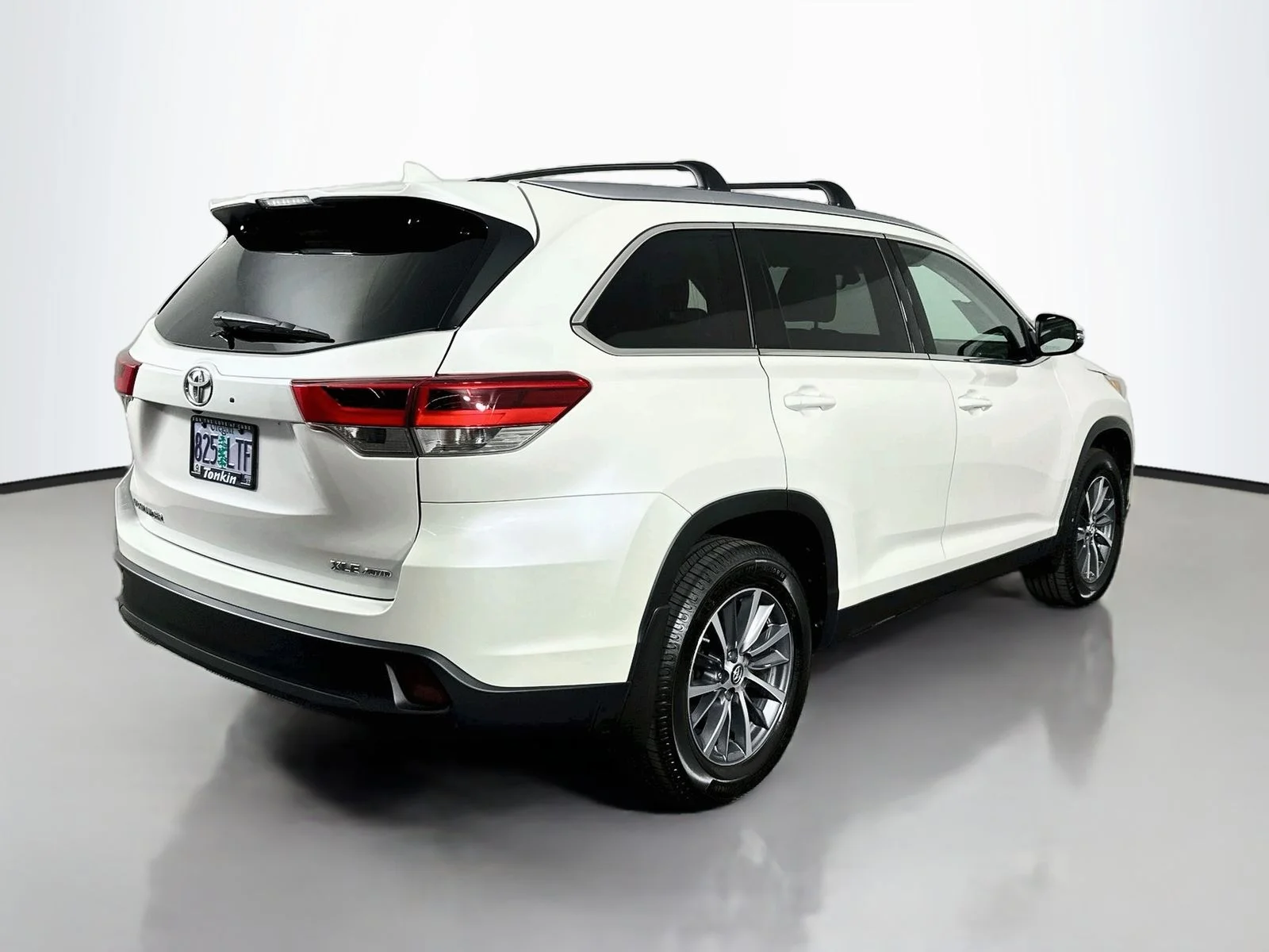 Used 2019 White Toyota XLE image 7