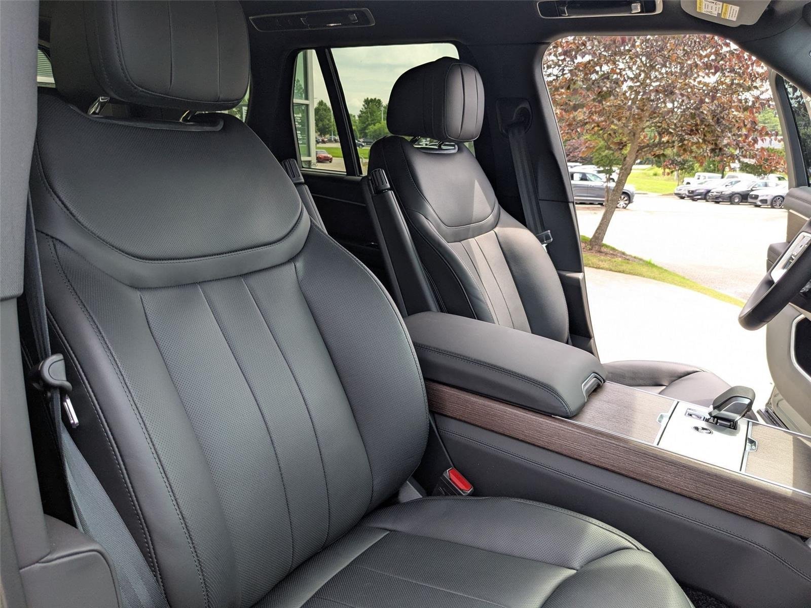 Used 2025 Carpathian Grey Premium Metallic Land Rover SE image 35