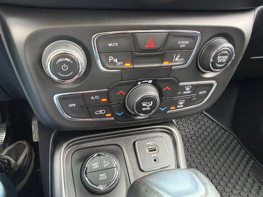 Used 2021 Silver Jeep Trailhawk image 42