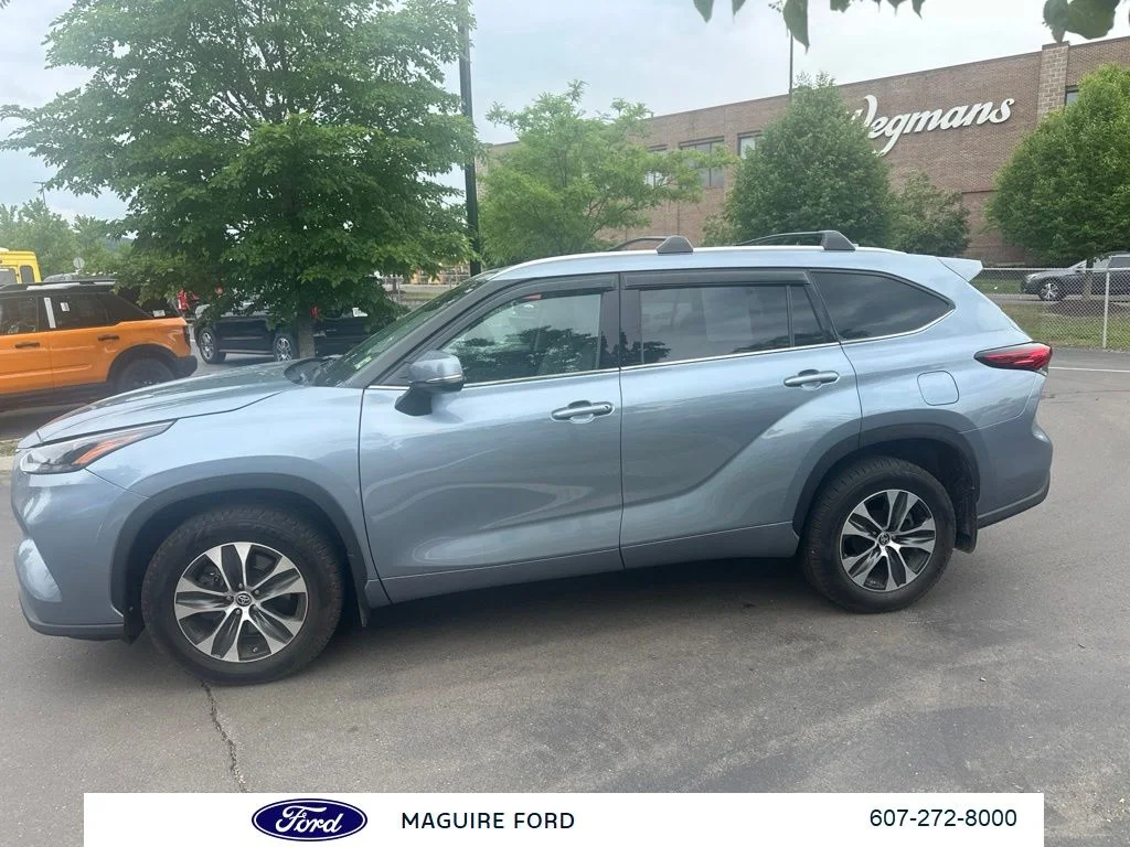 Used 2022 Blue Toyota XLE image 9