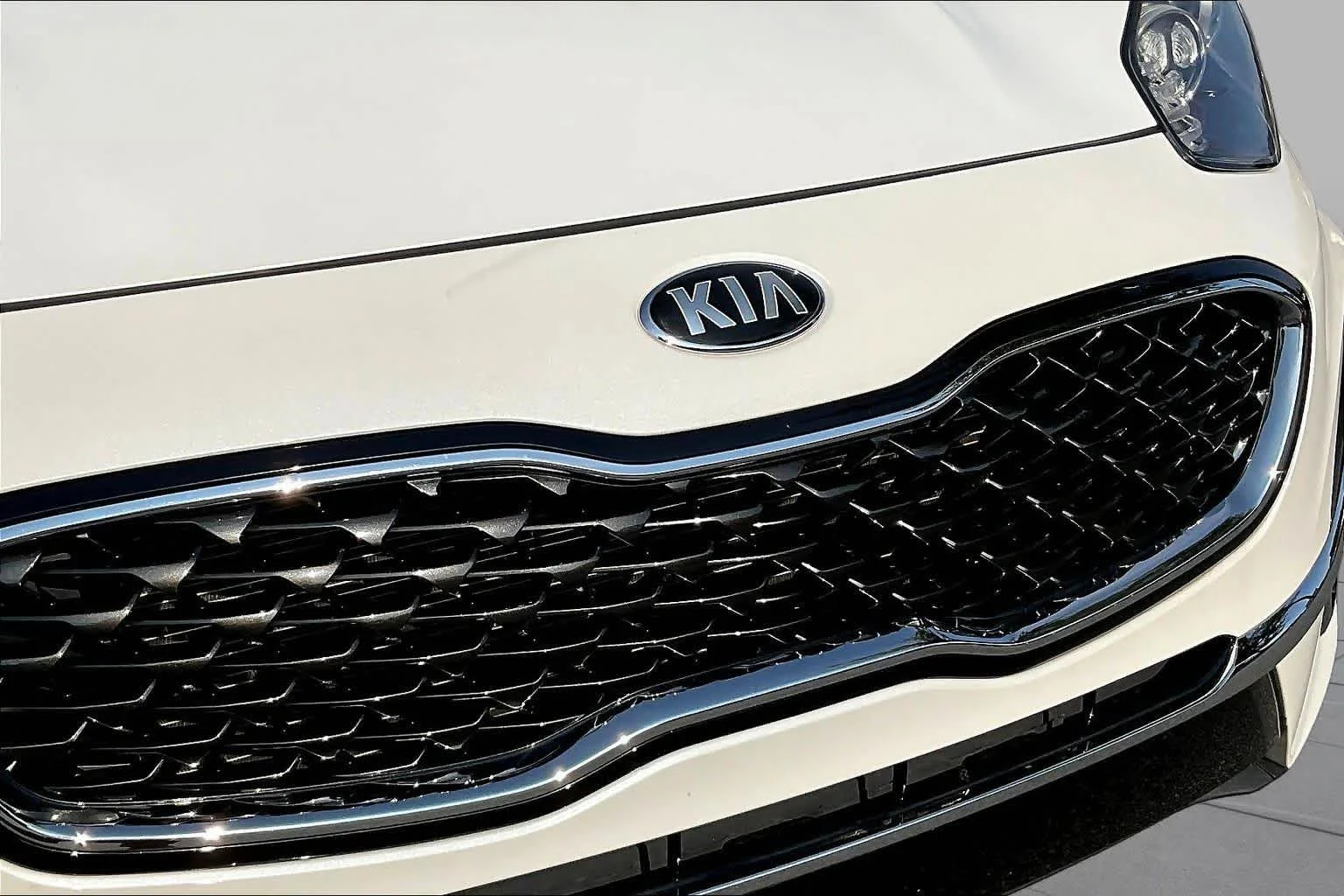 Used 2021 Snow White Pearl Kia EX image 29